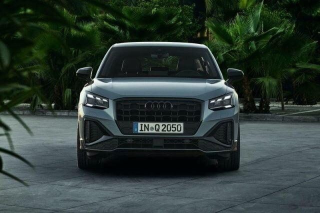 audi q2 2024 di chuyển trên đường phố