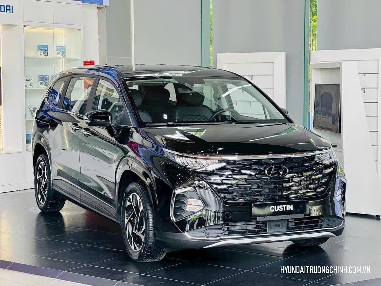 so sanh hyundai custin 2024 voi doi thu canh tranh