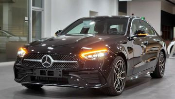 Đầu xe Mercedes C300 AMG 2025 với thiết kế hiện đại