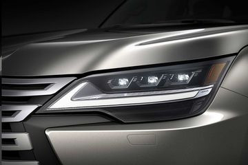“Đôi mắt” sắc nét của Lexus LX600 2024 Urban