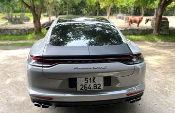 Đuôi xe Porsche Panamera Turbo S 2024 với logo phiên bản sang trọng