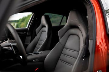 Ghế ngồi kiểu dáng thể thao với logo Turbo S dập nổi ở tựa đầu