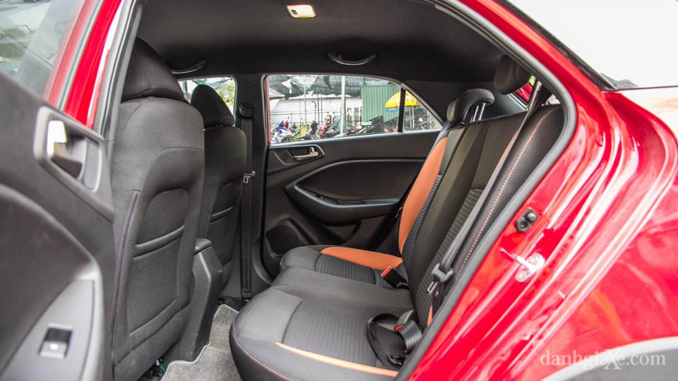 Hàng ghế sau Hyundai i20 Active 2015