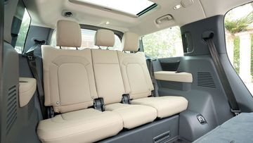 Hàng ghế thứ ba của Land Rover Defender 130