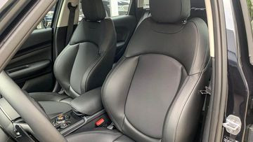 Hệ thống ghế ngồi trên MINI Cooper Clubman 2024 đều được bọc da cao cấp