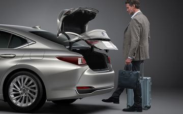 Khoang hành lý của Lexus ES300h 2025 có thể đóng mở bằng thao tác đá chân