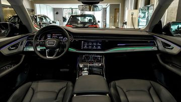 Khoang lái Audi Q8 2025