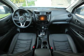 Khoang lái Nissan Navara 2022