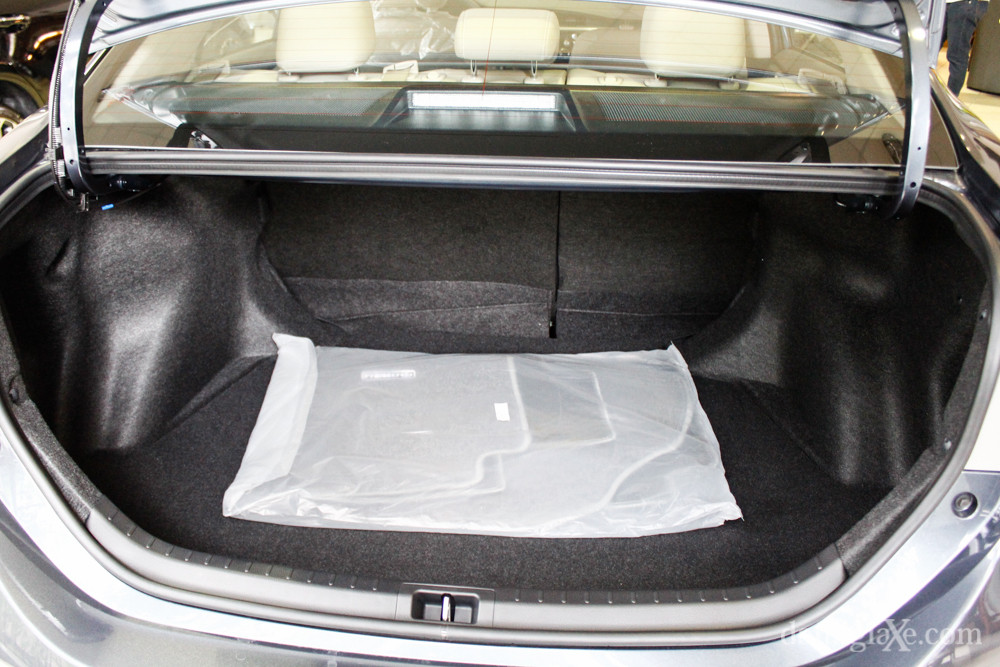 Không gian chứa đồ Toyota Altis 2014
