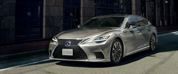 Lưới tản nhiệt và đèn pha nổi bật ở đầu xe Lexus LS500h 2025
