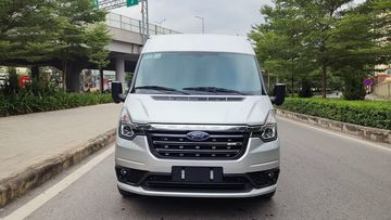 Mặt ca lăng Ford Transit 2024 thiết kế hiện đại