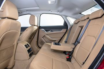 Màu sắc sang trọng của Jaguar XF 2025