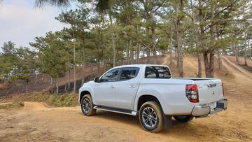 Mitsubishi Triton mặt bên