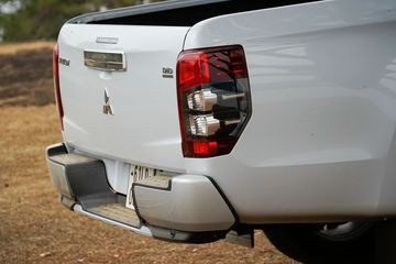Mitsubishi Triton thùng