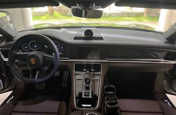Tổng quan khu vực khoang lái của Porsche Panamera Turbo S 2024